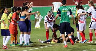 Dili boğazına kaçan kadın futbolcuyu hakem kurtardı