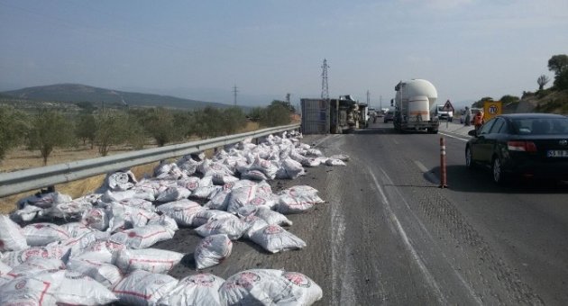 20 Ton Kömür Yola Saçıldı