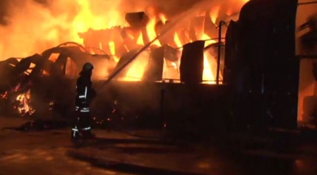 Fabrika kül oldu