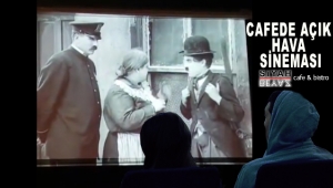 Cafede açık hava sineması