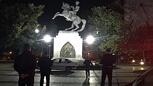 Atatürk heykelinin önüne aracını park etti mehter marşı çaldı