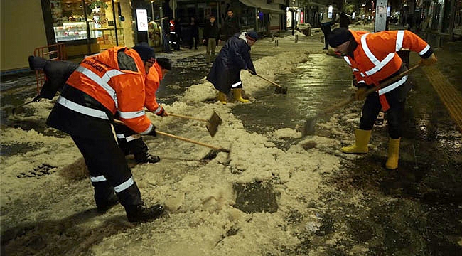 İlkadım'da buzlanmaya karşı gece mesaisi