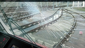Tramvaya taşlı kartopu atıldı faciadan dönüldü 