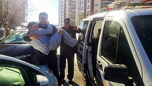  Belediye ekipleri engelli vatandaşı sırtında taşıdı 