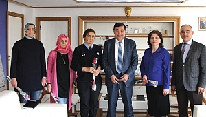 Başkan İkiz çalışanlara çiçek dağıttı