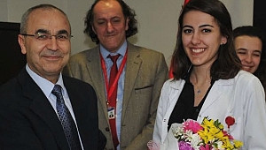  İntörn Doktor Dekan Koltuğuna Oturdu