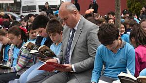 Tekkeköy meydanda kitap okuyor