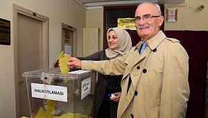 Yılmaz, eşiyle birlikte oyunu kullandı