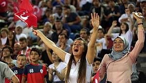 Halk tribünü sevdi