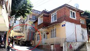 Kamyon eve çarptı faciayı önledi