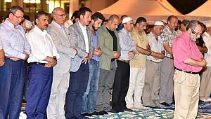 Nöbet sonrası meydanda sabah namazı 