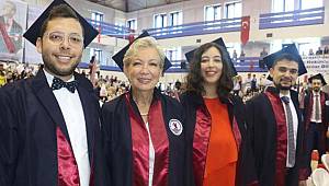 OMÜ'de 68 yaşında ki anne Tıp Fakültesinden mezun oldu