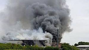 Havaalanında patlama, Londra ayakta