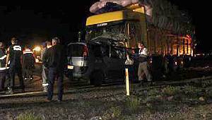 Otomobili hurdaya döndü 3 ölü