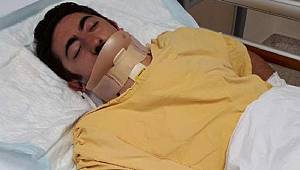 Motosikletle yol kenarında beklerken canlı yayında otomobil çarptı