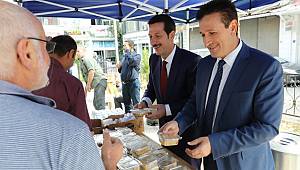 Başkan Tok Aşure dağıttı 