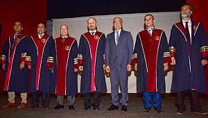 Terfi eden akademisyenler binişlerini giydi 