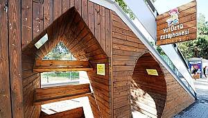 Üst geçide kütüphane 