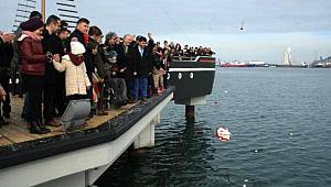 Denize karanfil bıraktılar