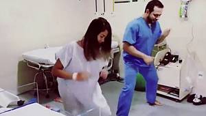 Doktor hamile hastalarını dans ile doğuma hazırlıyor