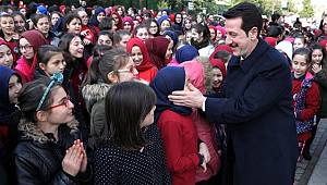 Öğrencilere halı saha hediye 