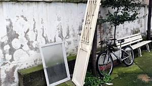 Camiden kapı ve pencere çalındı 