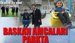 Çocuklara başkan amcalarından hediye 