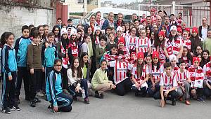 Voleybolcular öğrencilerle buluştu 