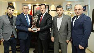 Başkan Tok’a anlamlı ziyaret ve hediye