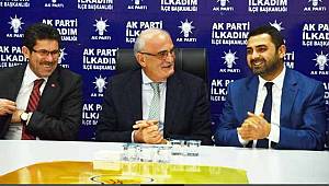 Hizmette AK kadrolar el ele