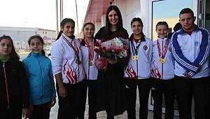 Karaaslan Samsunlu sporcuyu kutladı 