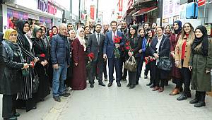 Tok, karanfil dağıttı