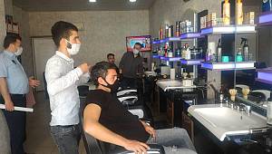 İLKADIM'DA KURALLARA UYMAYAN BERBER VE KUAFÖRLERE CEZA YAĞDI