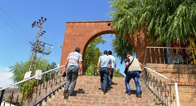 Abdurrahaman Gazi Türbesi Ziyaretçilerini Ağırlıyor