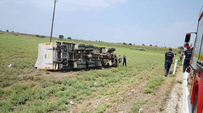 Adana’da Kamyon Şarampole Yuvarlandı: 2 Yaralı