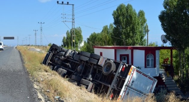 Adilcevaz’da Tır Devrildi: 1 Yaralı