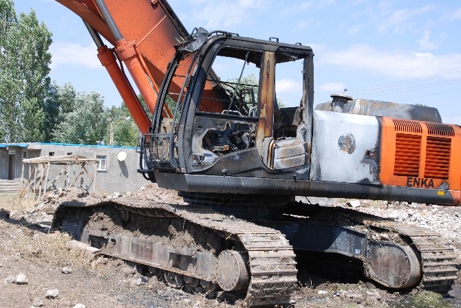 Ağrı’da Okul İnşaatındaki İş Makinası Ateşe Verildi
