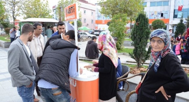 AK Gençler Partiye Üye Yapıyor
