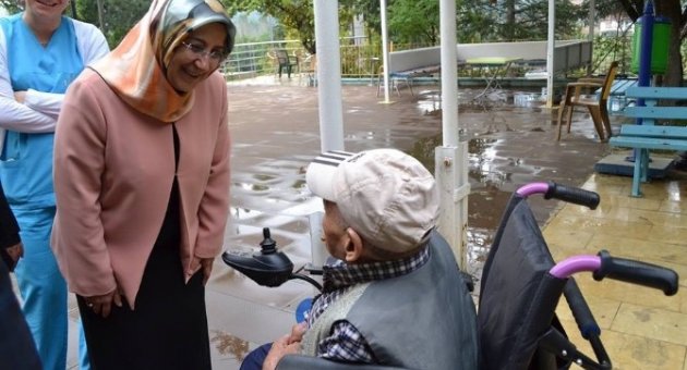 AK Parti Adayı Hatice Özkal Huzurevi Sakinleriyle Bir Araya Geldi