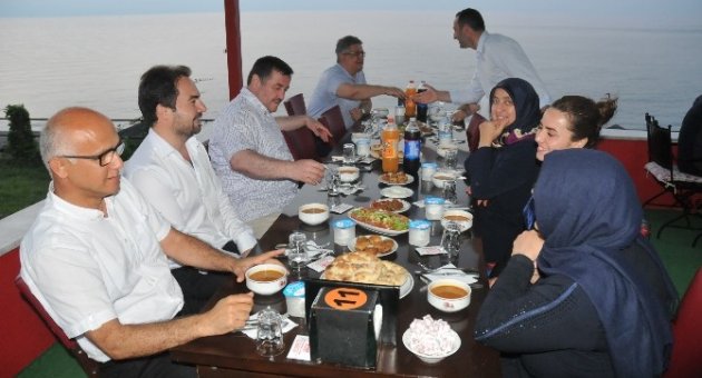 Akçakoca’da Muhtarlar İftarda Bir Araya Geldi