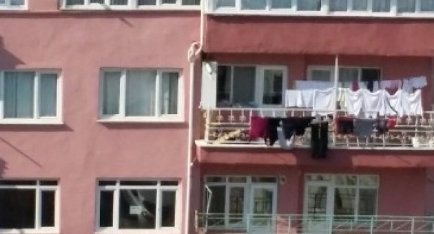 Apartman Çatısında Kopan Güneş Enerjisi Panelleri Faciaya Davetiye Çıkıyor