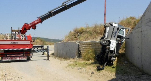 Araç Köprüden Uçtu: 3 Yaralı