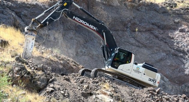 Arguvan’ın Yol Sorunlarını Büyükşehir Belediyesi Çözüyor