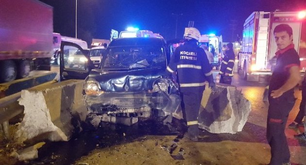 Aşırı Hızla Çarptığı Beton Bariyeri Parçaladı