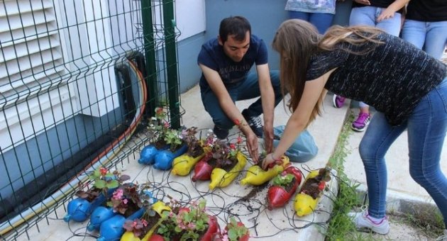 Atık Pet Şişelerden Çiçek Saksısı Yaptılar