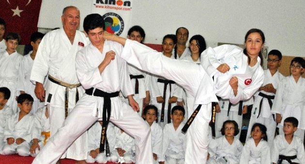 Aydın’da Karateci Gençler Müsabakalara Hazırlanıyor