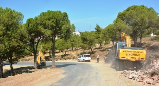 Ayvalık Belediyesi Ağaçları Kesmemek İçin Yol Güzergahını Değiştirdi