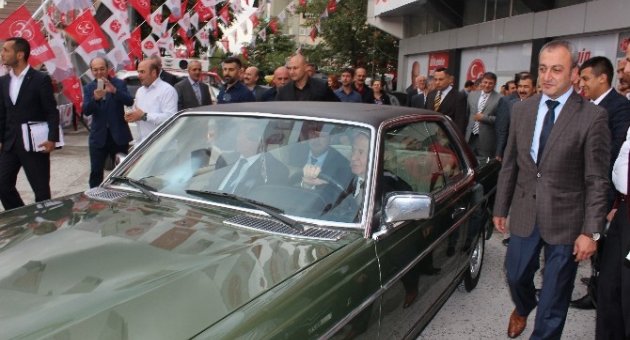 Bahçeli, Seçim İletişim Merkezine Kendi Arabasıyla Geldi