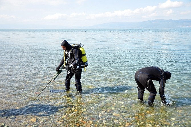 Balık Adamlar Kayıp Emlakçı Kadının Cep Telefonunu Bulmak İçin İznik Gölünü Taradı