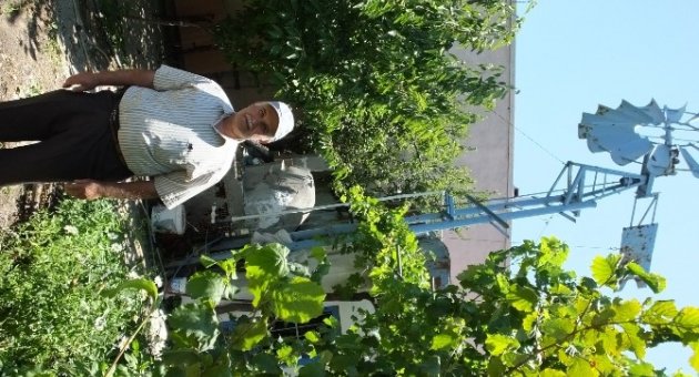 Balıkesir’de İşçi Emeklisi Bahçesini Rüzgar Gülü İle Suluyor